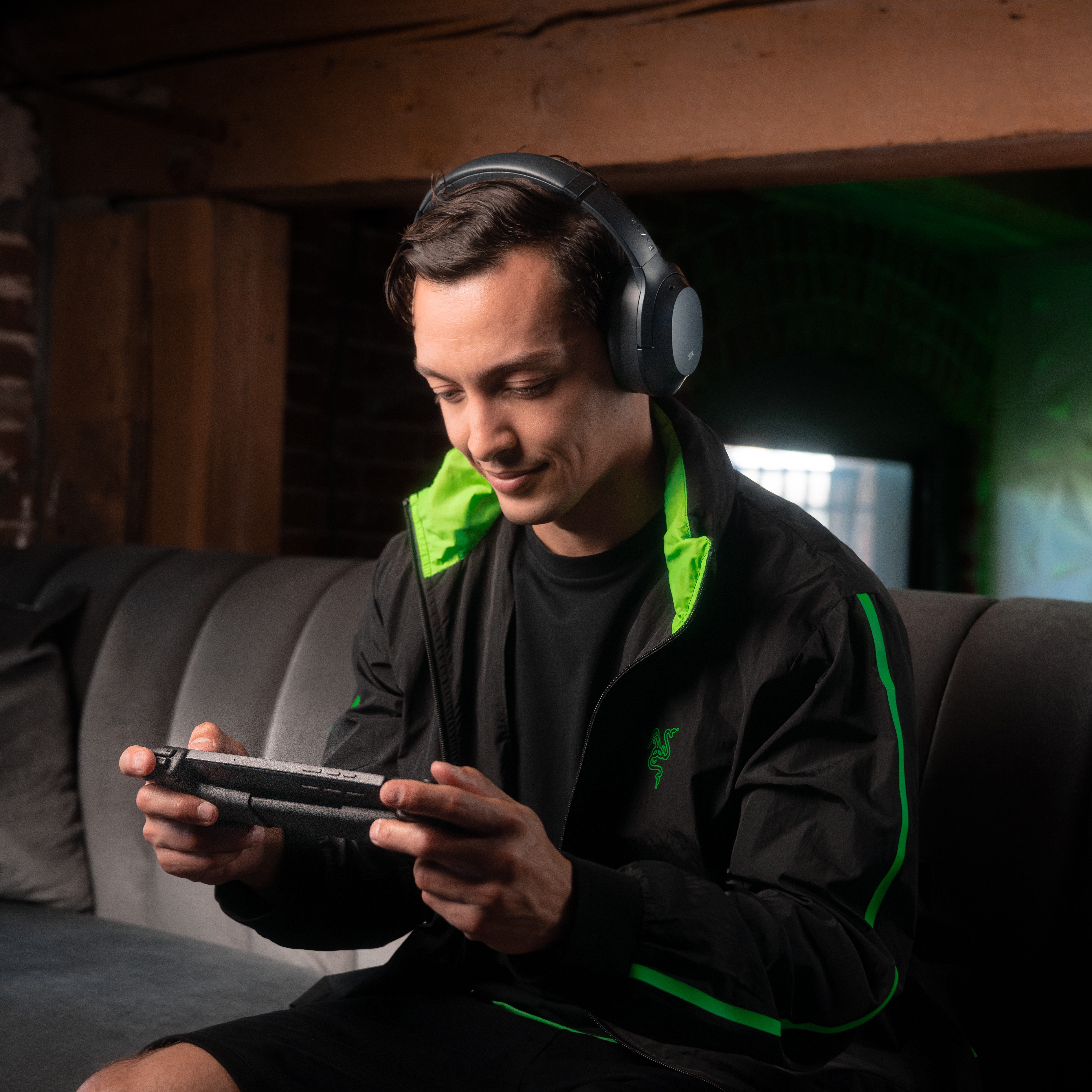 Razer Edge Gaming Tablet and Razer Kishi V2 Pro Controller Razer Edge Gaming Tablet and Razer Kishi V2 Pro Controller